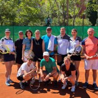 Tennisschülerinnen am Tennisplatz