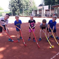 Kinder am Tennisplatz