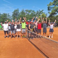 Tennisschülerinnen am Tennisplatz
