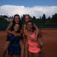 Tennisschülerinnen am Tennisplatz