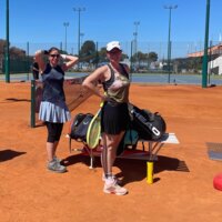 Tennisschülerinnen am Tennisplatz