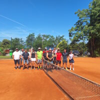 Tennisschülerinnen am Tennisplatz