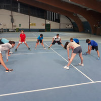 Dehnen in der Tennishalle