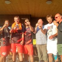 Tennislehrer stoßen mit Spritzer an