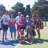 Tennisschüler am Tennisplatz