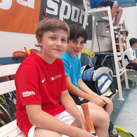 Kinder sitzen auf der Ersatzbank