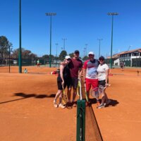 Tennisschülerinnen am Tennisplatz