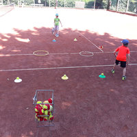Kinder beim Tennisspielen